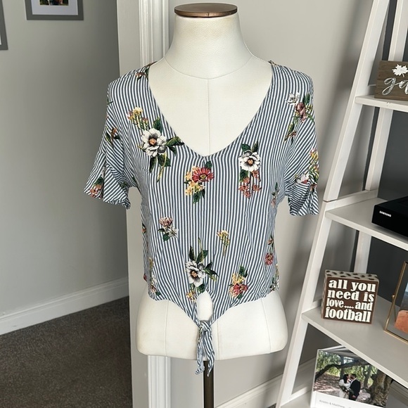 𝅺DESIGN Lab Top - Picture 1 of 2